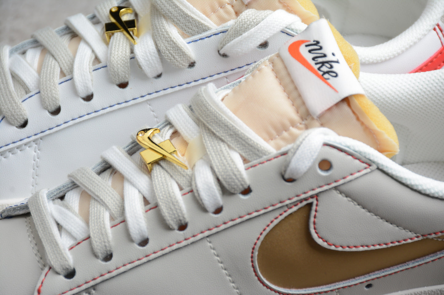 Blazer Low ’77 White / Gold / Red