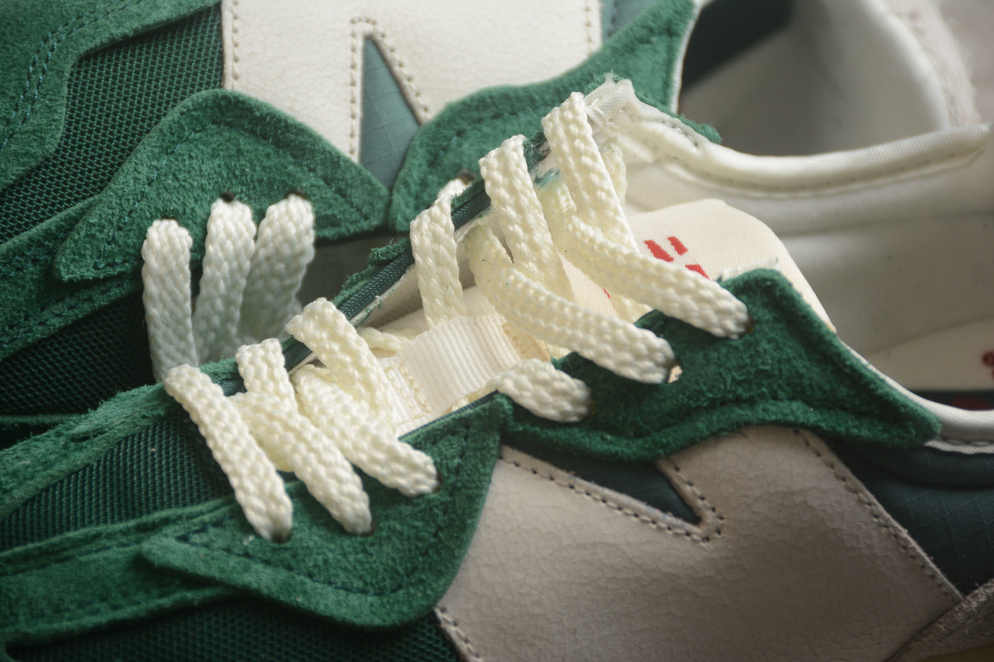 NB 327 Green / White