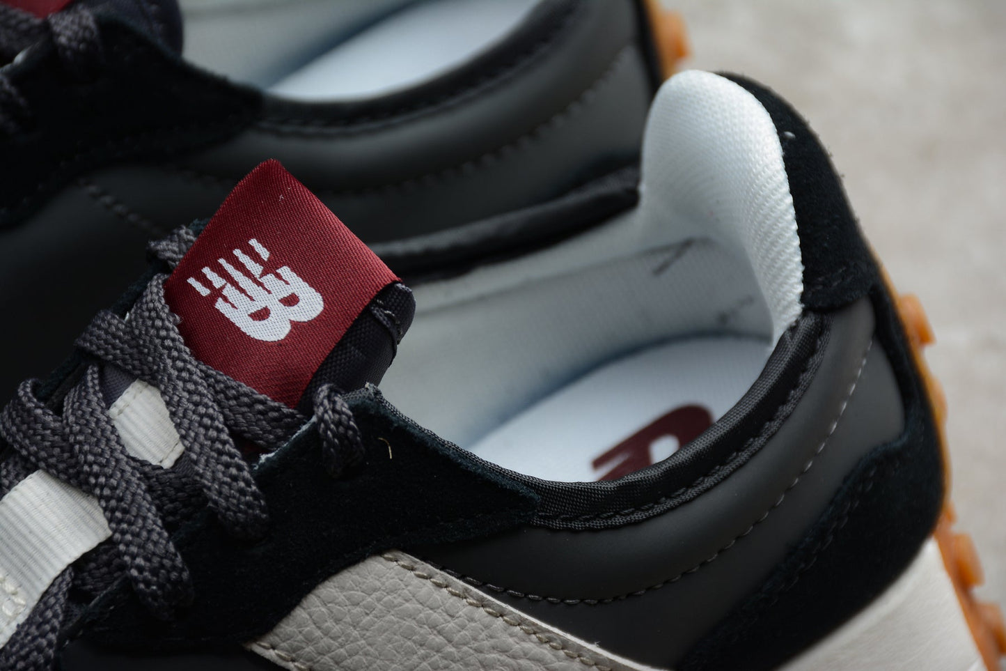 New Balance 327 Black / Off-White