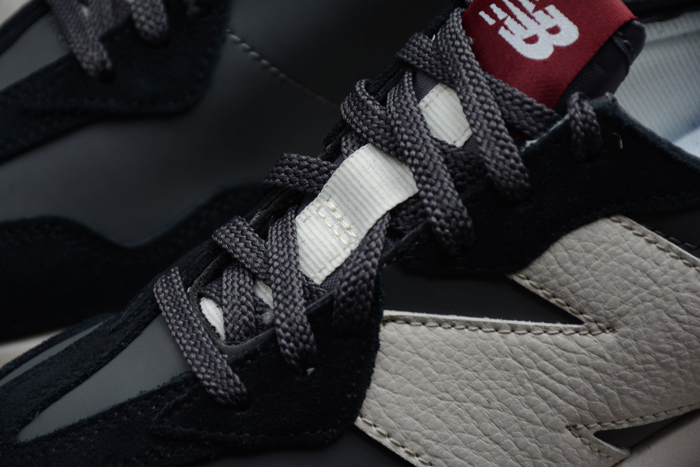 New Balance 327 Black / Off-White