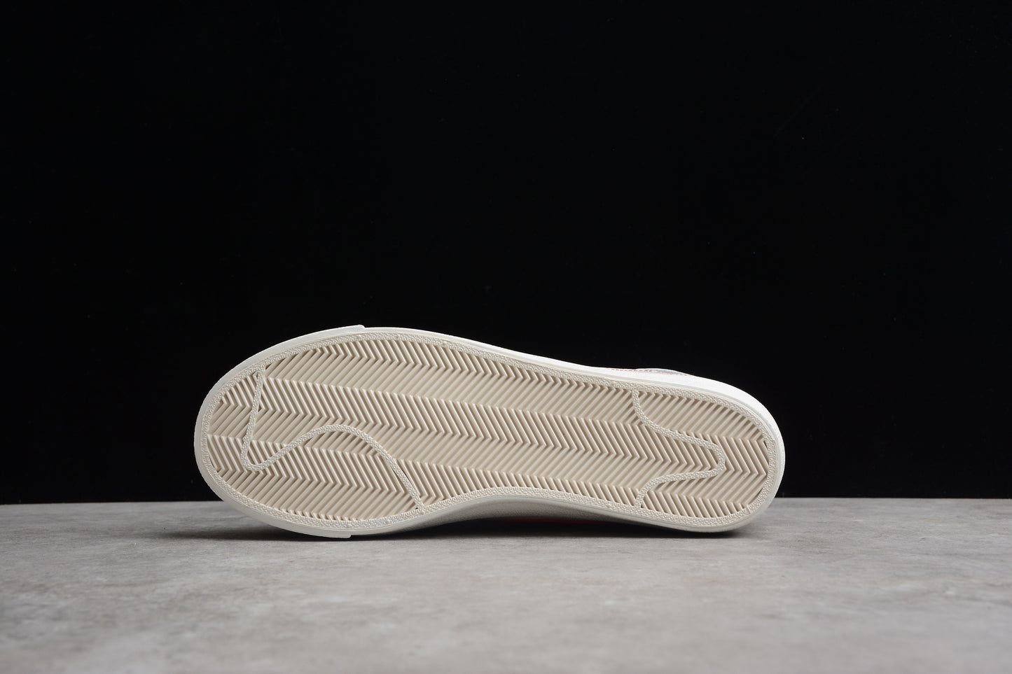 Blazer Low ’77 White / Gold / Red