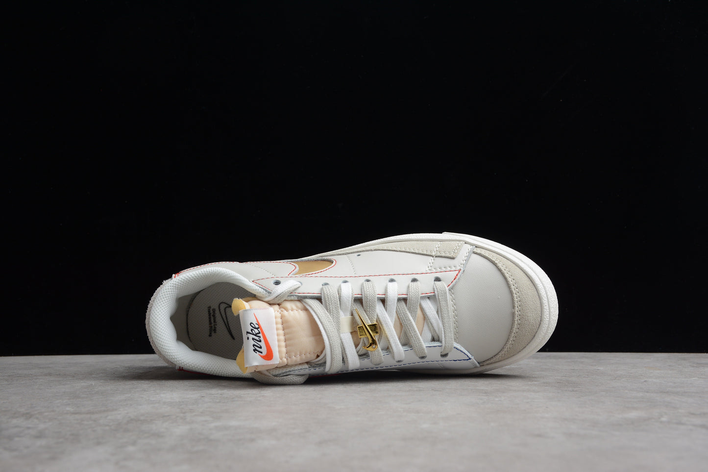Blazer Low ’77 White / Gold / Red
