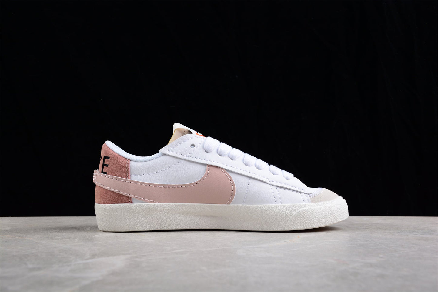 Blazer Low ’77 White / Pink